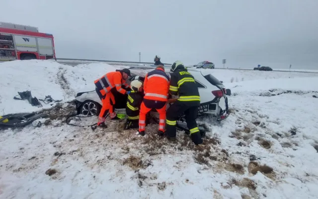 Nehoda na obchvatu Chýnova. Hasiči museli řidičku z auta vyprostit