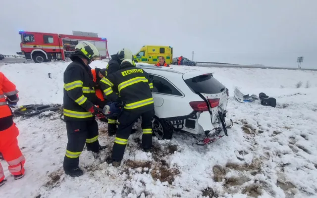 Nehoda na obchvatu Chýnova. Hasiči museli řidičku z auta vyprostit
