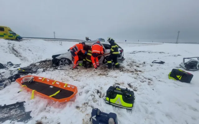 Nehoda na obchvatu Chýnova. Hasiči museli řidičku z auta vyprostit
