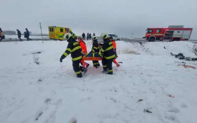 Nehoda na obchvatu Chýnova. Hasiči museli řidičku z auta vyprostit