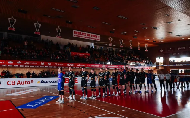 Před utkáním Sportovní hala uctila minutou ticha tragicky zesnulého Martina Jindru, a právě za bývalého hráče Jihostroje domácí celek bojoval.