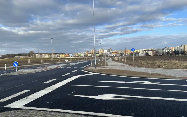 Město otevřelo propojku Máje a ulice Na Sádkách. Na protažení do Litvínovic se pracuje