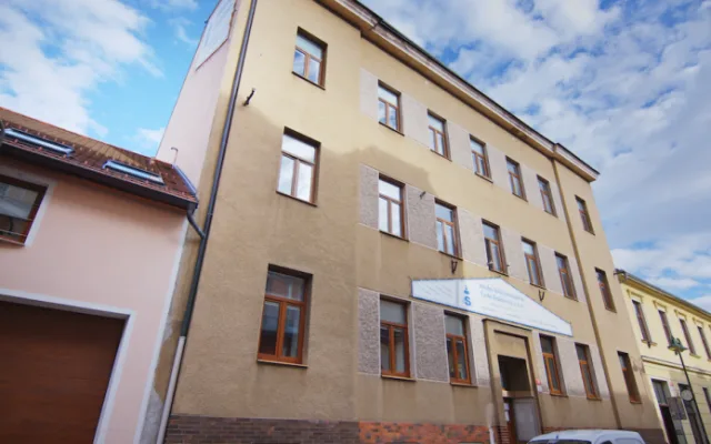 Škola, která začala fungovat ještě v době Československa, nabízí kvalitní vzdělání v maturitních a učebních oborech a dlouhodobě se prezentuje jako vhodná alternativa pro široké spektrum žáků.
