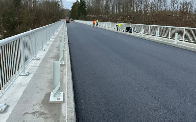 Most přes Otavu u Zvíkovského Podhradí slouží řidičům