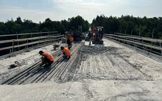 Most přes Otavu u Zvíkovského Podhradí slouží řidičům