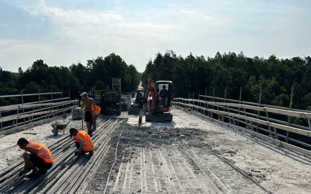 Most přes Otavu u Zvíkovského Podhradí slouží řidičům