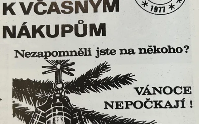 Balící papír z loňských Vánoc a dárky podpultovky. Jak vypadaly svátky v dobách minulých?