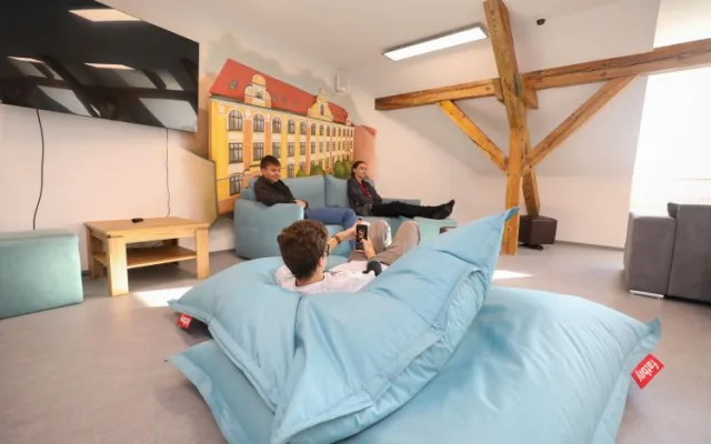 Jírovcovka: škola, která mění životy