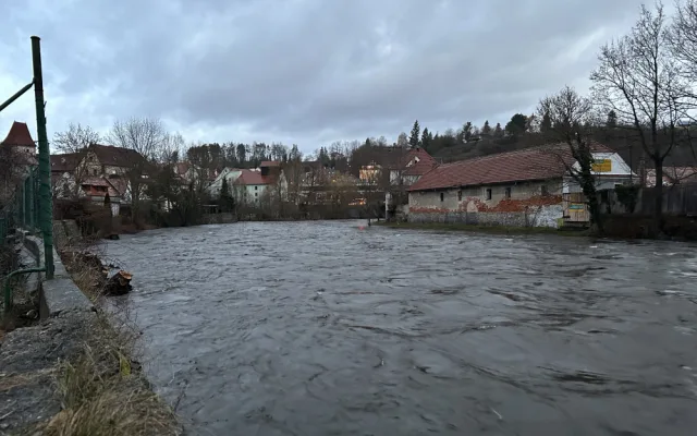 Déšť opět zvedl Vltavu v Českém Krumlově. Na jihu Čech platí výstraha před povodněmi