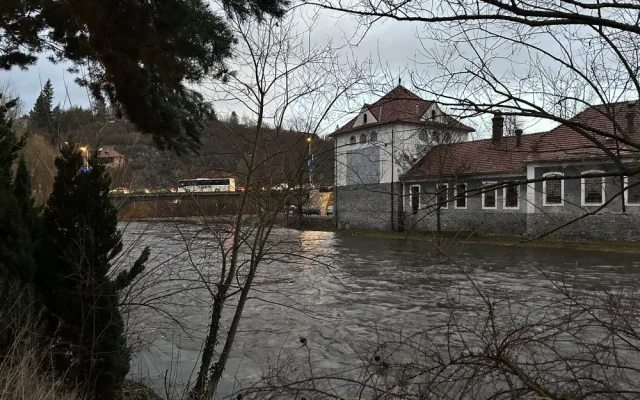 Déšť opět zvedl Vltavu v Českém Krumlově. Na jihu Čech platí výstraha před povodněmi