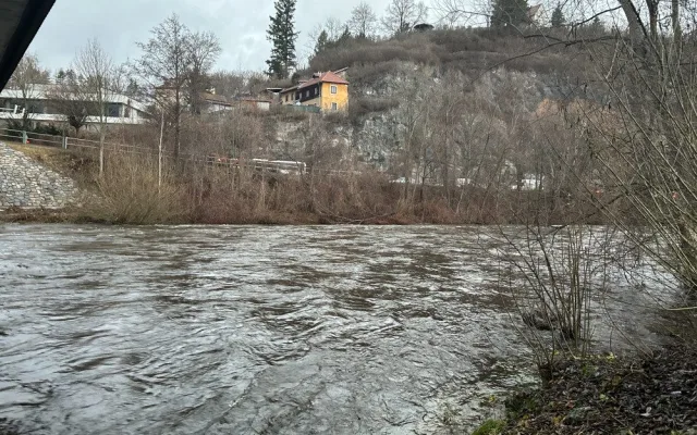 Déšť opět zvedl Vltavu v Českém Krumlově. Na jihu Čech platí výstraha před povodněmi