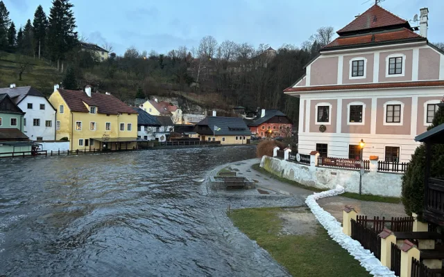 Tak vypadal Český Krumlov koncem pracovního týdne. V uplynulých dnech se tam hladina pohybuje mezi druhým a třetím stupněm povodňové aktivity.