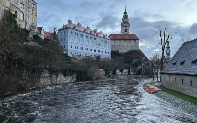 Tak vypadal Český Krumlov koncem pracovního týdne. V uplynulých dnech se tam hladina pohybuje mezi druhým a třetím stupněm povodňové aktivity.