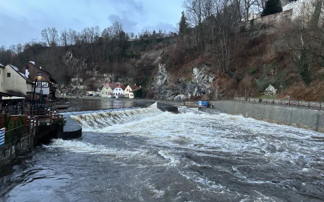 Tak vypadal Český Krumlov koncem pracovního týdne. V uplynulých dnech se tam hladina pohybuje mezi druhým a třetím stupněm povodňové aktivity.
