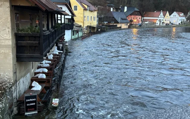 Tak vypadal Český Krumlov koncem pracovního týdne. V uplynulých dnech se tam hladina pohybuje mezi druhým a třetím stupněm povodňové aktivity.
