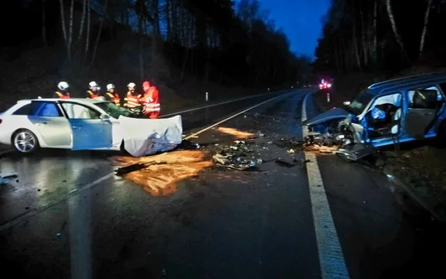 Silnici mezi Českými Budějovicemi a Krumlovem uzavřela nehoda. Řidička zraněním podlehla