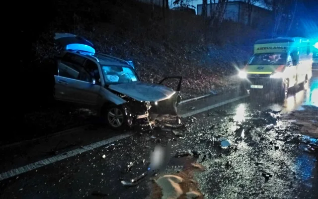 Silnici mezi Českými Budějovicemi a Krumlovem uzavřela nehoda. Řidička zraněním podlehla