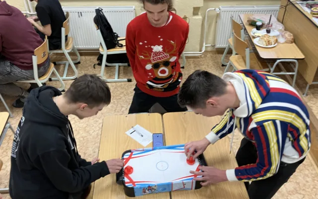 V předvánočním týdnu se studenti na SPŠ SE nenudí