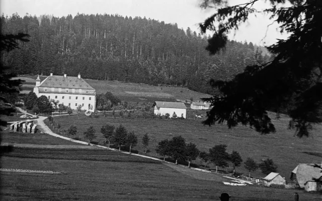 Ikonický šumavský zámek Debrník nekompromisně odstřelila armáda těsně před koncem roku 1989