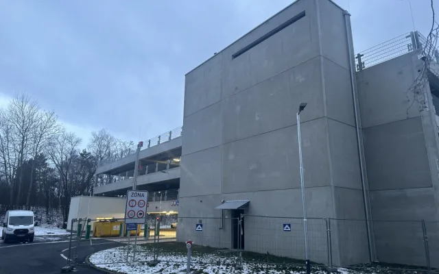 První hodina v Parkovacím domě Stromovka bude zdarma. Maximálně lidé zaplatí sto korun za den