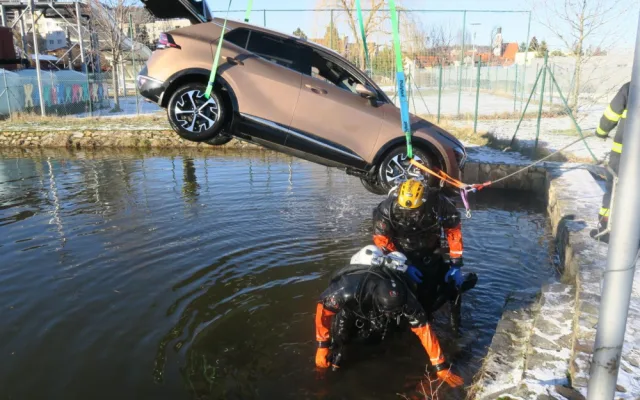 Žena sjela autem do požární nádrže. Vůz museli vytáhnout hasiči jeřábem