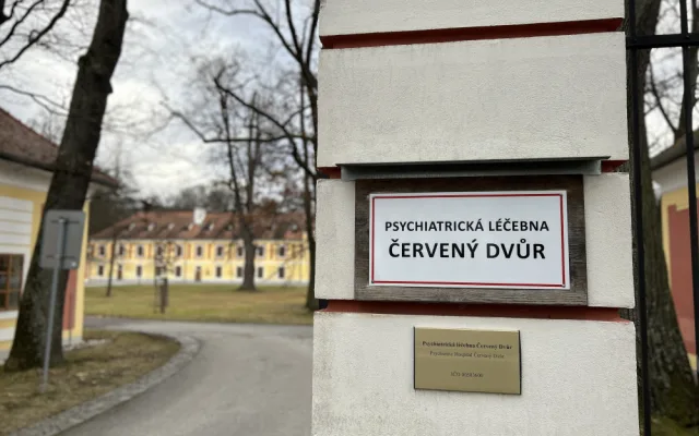 Vstup do Psychiatrické léčebny Červený Dvůr.