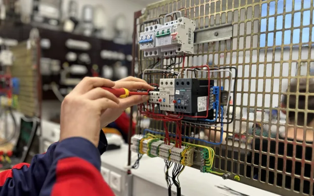 Na trhu budou chybět elektrikáři, kteří se starají o distribuční síť. EG.D otevírá nové třídy
