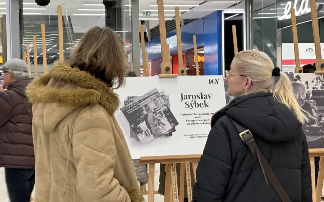 IGY hostí výstavu Jaroslava Sýbka. Fotil i anglického krále