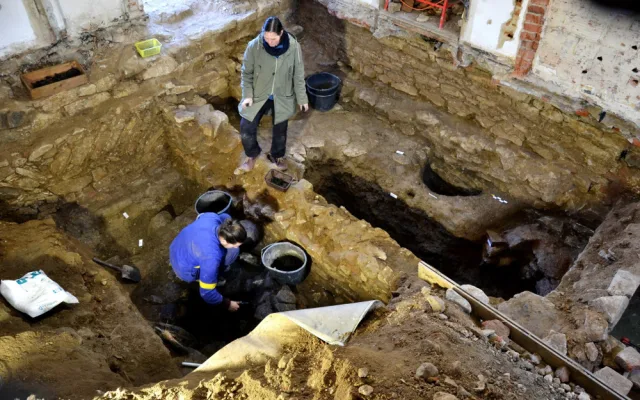 Archeologický průzkum u tvrze ve Volyni odhalil středověkou pec