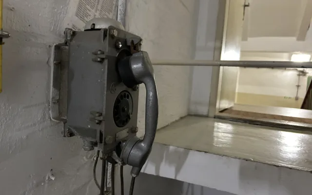 V prostorách elektrárny jsou různě staré telefony, všechny však fungují.
