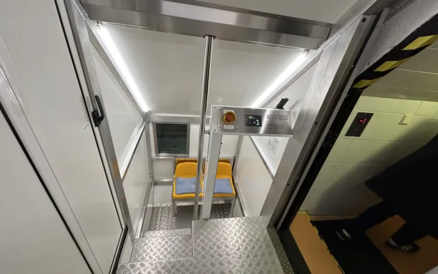 Do výtahu, který návštěvníky i zaměstnance vozí do elektrárny, se vejde několik lidí.