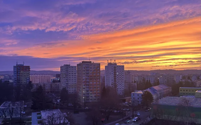 Rudě zbarvené nebe ráno i večer. Jak vznikají červánky a o čem vypovídají?