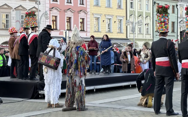 Náměstí obsadili koledníci s tradiční masopustní koledou