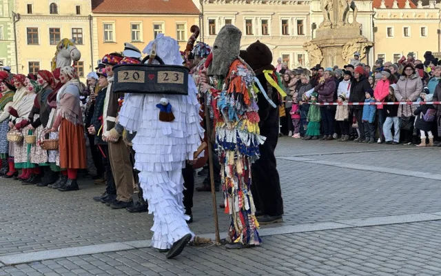Náměstí obsadili koledníci s tradiční masopustní koledou