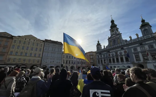 Na budějickém náměstí uctili lidé památku obětí konfliktu na Ukrajině. Na akci dorazily desítky lidí