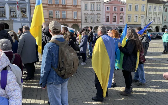 Na budějickém náměstí uctili lidé památku obětí konfliktu na Ukrajině. Na akci dorazily desítky lidí