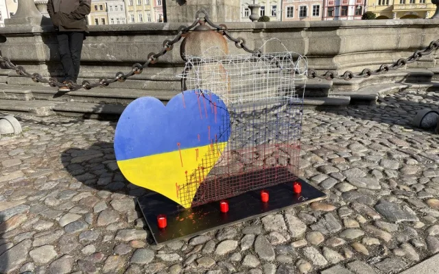 Na budějickém náměstí uctili lidé památku obětí konfliktu na Ukrajině. Na akci dorazily desítky lidí