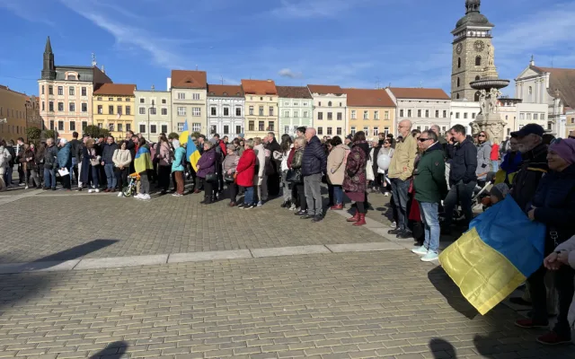 Na budějickém náměstí uctili lidé památku obětí konfliktu na Ukrajině. Na akci dorazily desítky lidí