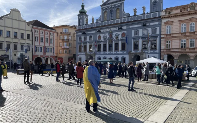 Na budějickém náměstí uctili lidé památku obětí konfliktu na Ukrajině. Na akci dorazily desítky lidí