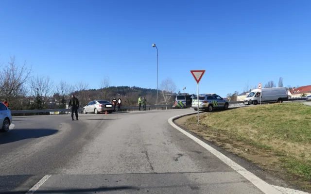 Jarní počasí v sobotu vylákalo ven motocyklisty. Policisté však varují před zrádnými podmínkami na cestách