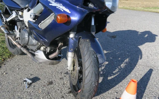 Jarní počasí v sobotu vylákalo ven motocyklisty. Policisté však varují před zrádnými podmínkami na cestách