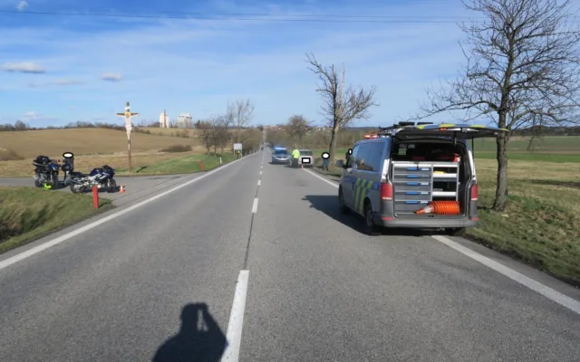 Jarní počasí v sobotu vylákalo ven motocyklisty. Policisté však varují před zrádnými podmínkami na cestách