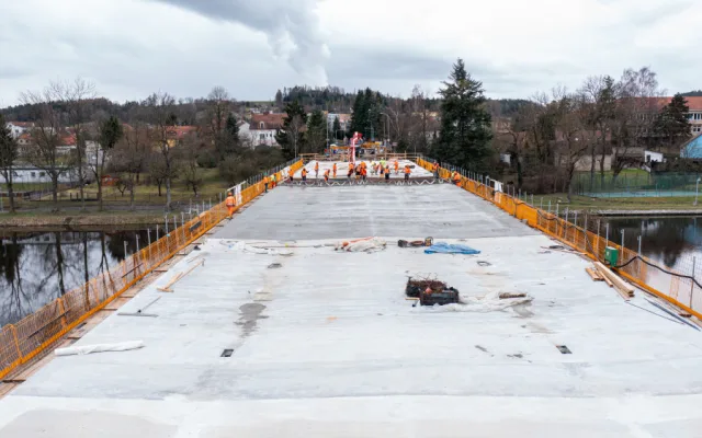 FOTOGALERIE: V Týně nad Vltavou pokračuje výstavba mostu přes Vltavu