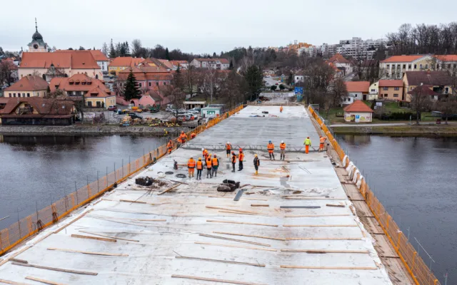 FOTOGALERIE: V Týně nad Vltavou pokračuje výstavba mostu přes Vltavu