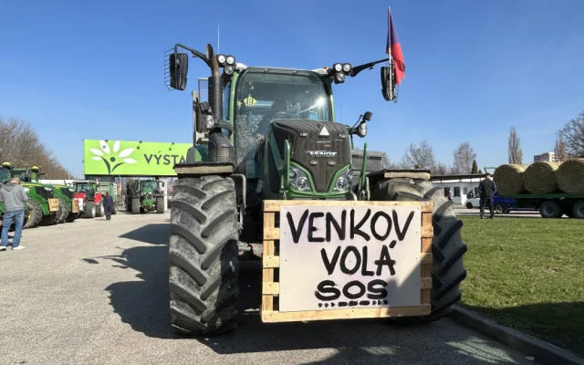 Jihočeští zemědělci opět protestují. Traktory blokují hraniční přechod