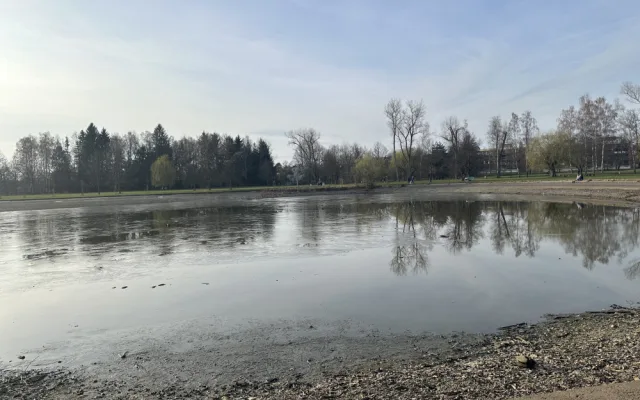 Bagr prochází údržbou. Město chce zlepšit kvalitu vody v nádrži