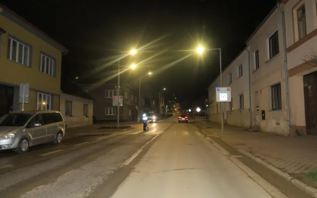 Neznámý řidič srazil na přechodu dva nezletilé a ujel. Pátrá po něm policie