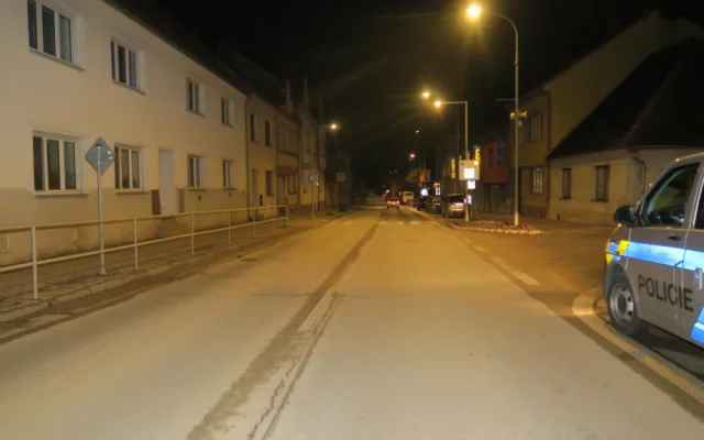 Neznámý řidič srazil na přechodu dva nezletilé a ujel. Pátrá po něm policie