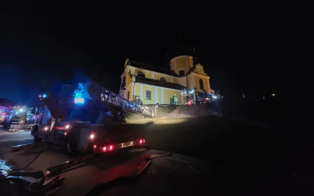 Na jihu Čech hoří kostel. Hasiči před ohněm zachraňovali cennosti