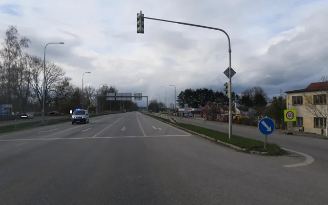 Žena vjela do protisměru a způsobila nehodu. Dva lidé se zranili
